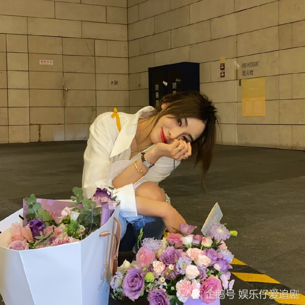 温精灵收到花就着急官宣两人秀恩爱毫不避讳新男友的长相却成为亮点