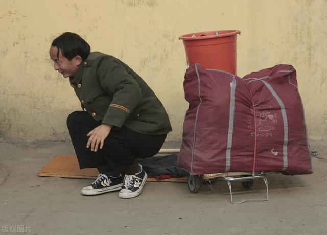 在垃圾桶里捡到了一袋"糖",打开以后,惊呆了