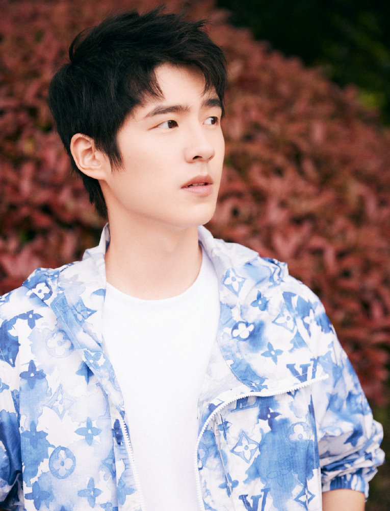 刘昊然恰好是少年发布会造型蓝白印花休闲套装清爽率性