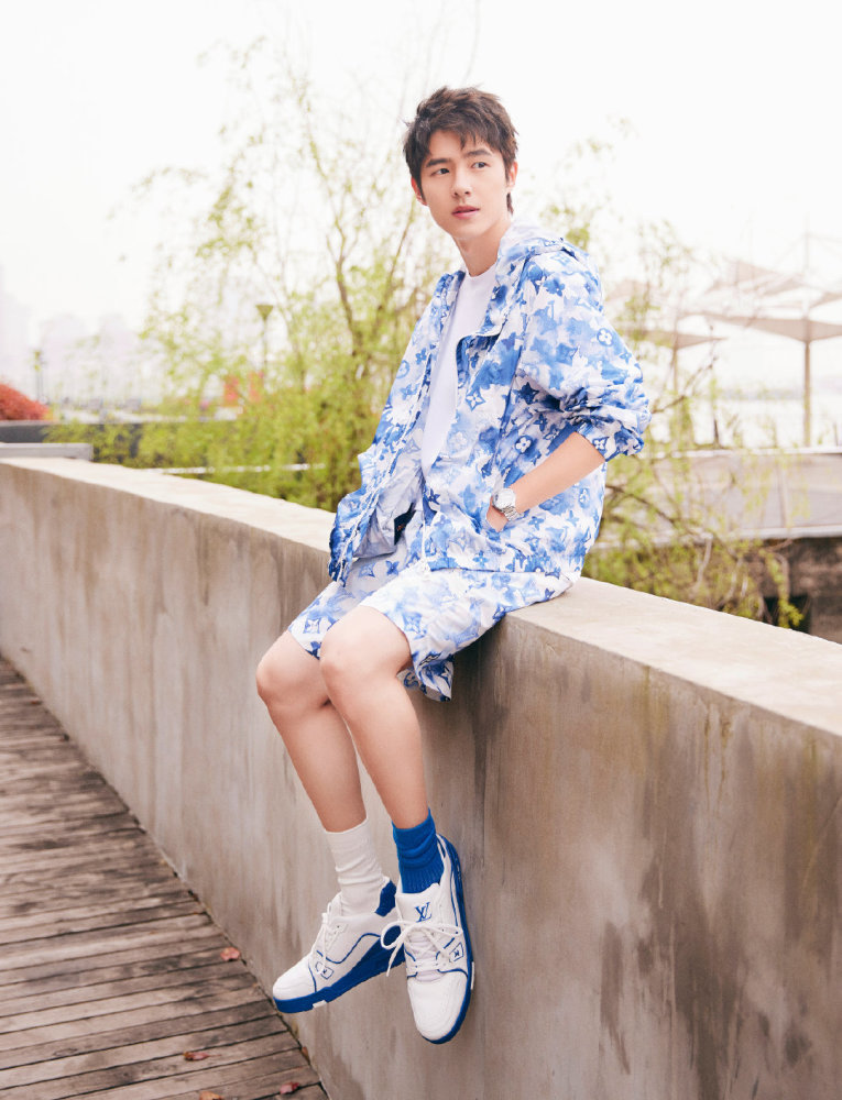 刘昊然《恰好是少年》发布会造型|蓝白印花休闲套装 清爽率性