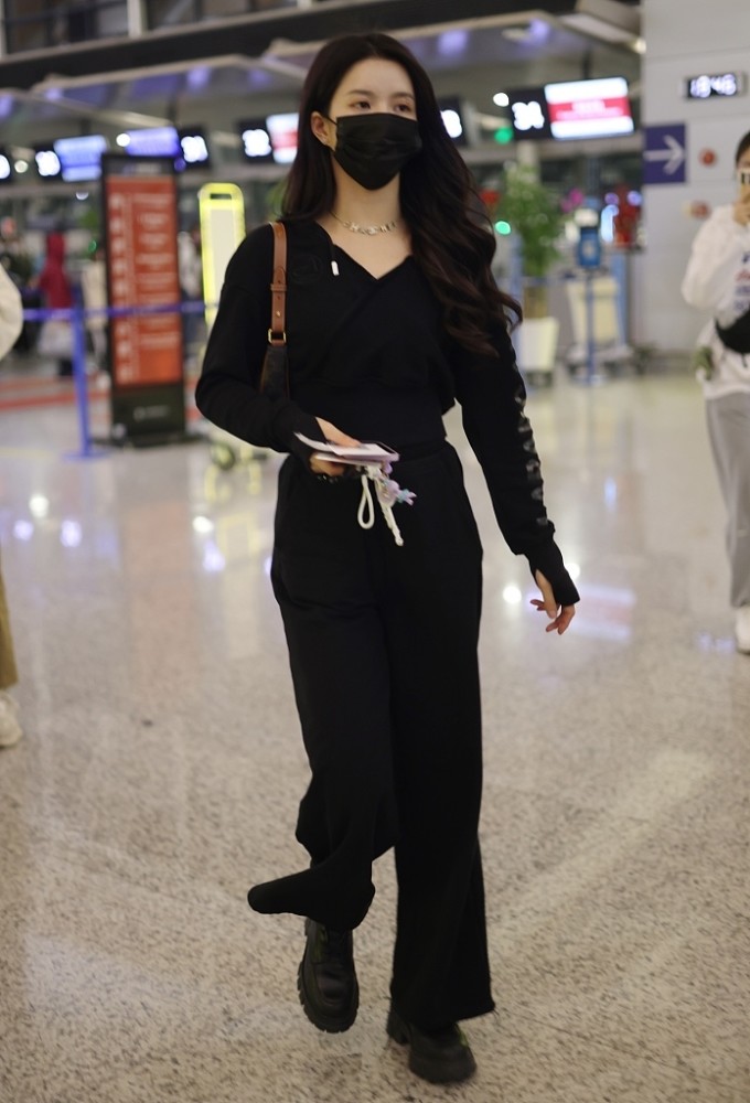 刘些宁长发披肩露笑眼尽显温柔全黑look潇洒飘逸气场强