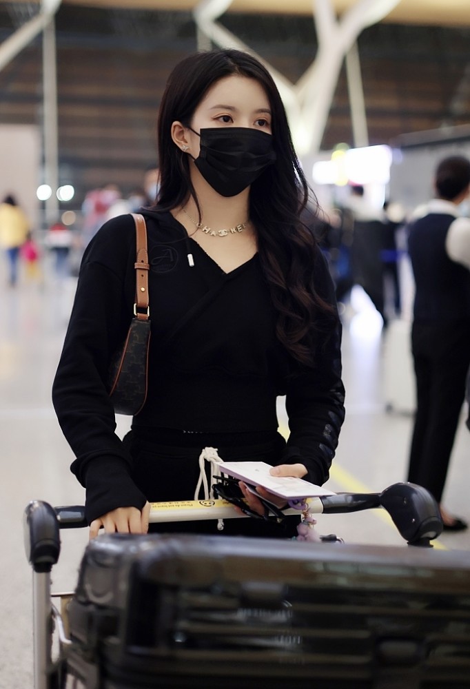 刘些宁长发披肩露笑眼尽显温柔全黑look潇洒飘逸气场强