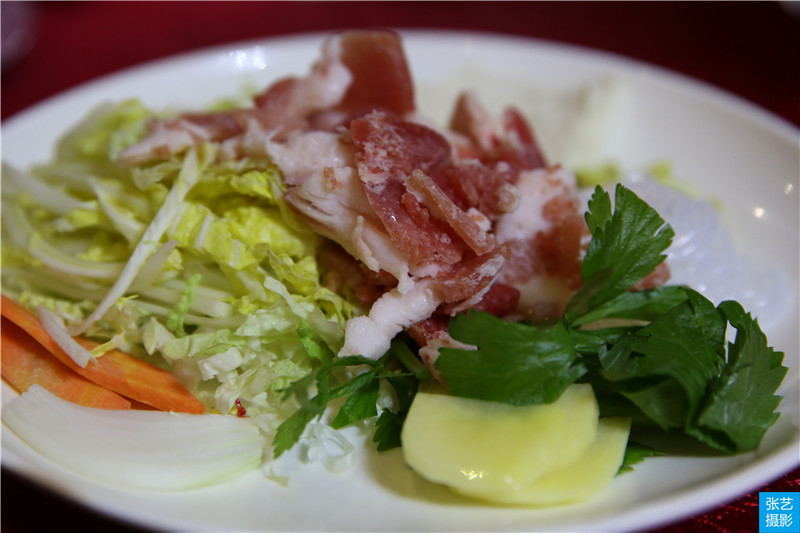 朝鲜人喜欢吃冷的食物,所以我们每次吃的都是凉的食物,听到吃火锅