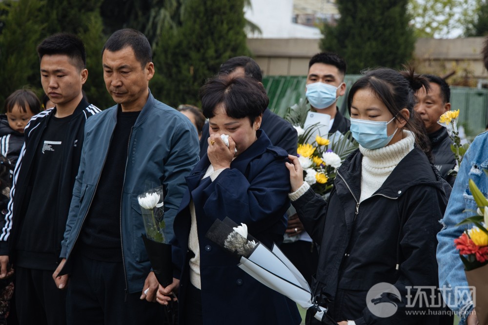 清明节前一天,王焯冉烈士父母和亲属到烈士陵园进行悼念_腾讯新闻