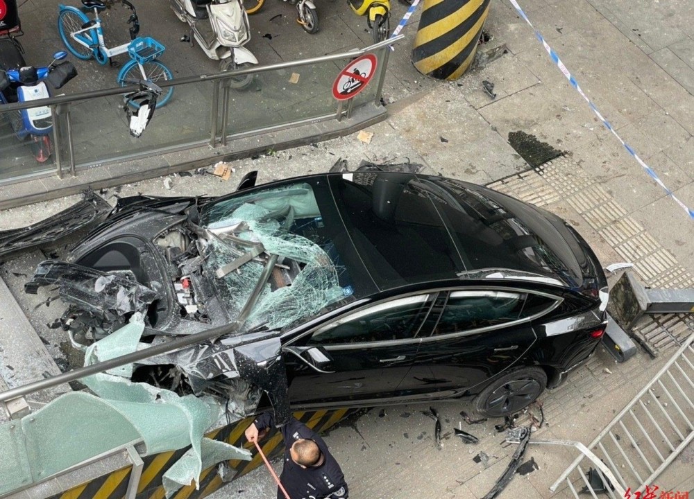 成都特斯拉又出事!失控撞上人行天桥_腾讯新闻