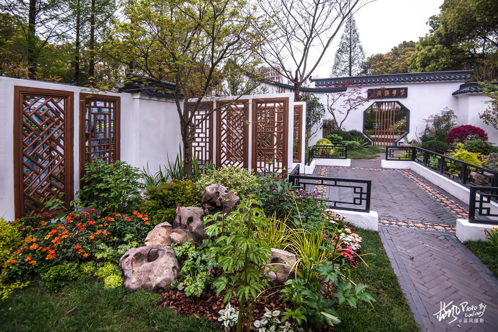 还有这个古香的中式传统院落,黑瓦白墙透着浓浓的江南味.