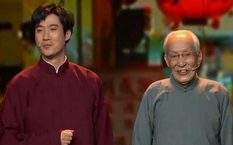 他的地位比侯耀文还要高,他曾经想收侯耀文为徒,但侯宝林不允许,但是