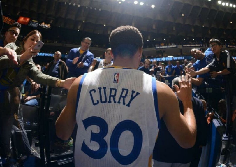 别让忠诚害了你?勇士这一摊乱局,强如库里也无法力挽狂澜