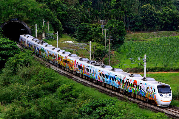 太鲁阁号hello kitty涂装这次意外事故起因是一辆工程车滑入列车轨道