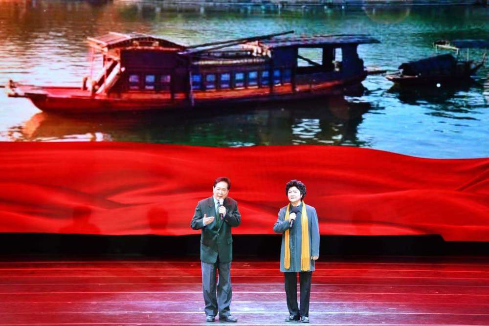 追忆峥嵘凝聚力量东城举办清明红色经典诗会