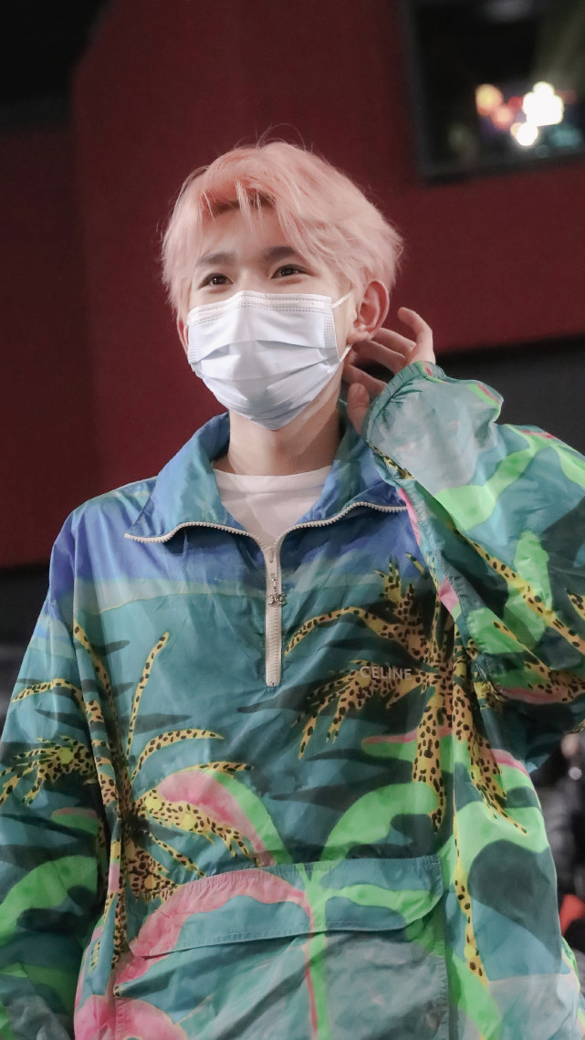 王源粉色头发造型简直是春天限定