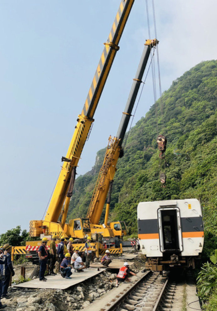 台媒昨日台铁事故丧生司机2018年因休假躲过另一列车出轨事故