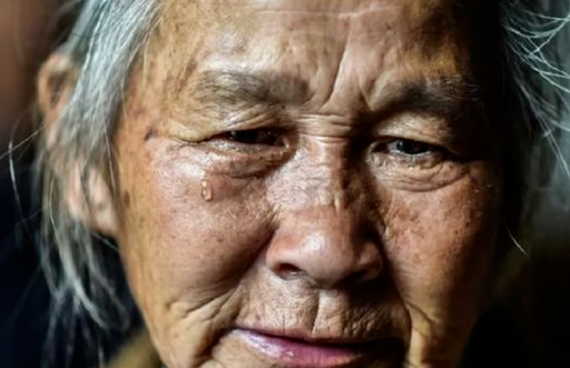 老母亲含泪杀死46岁儿子审判席上她的每一句话都直戳人心