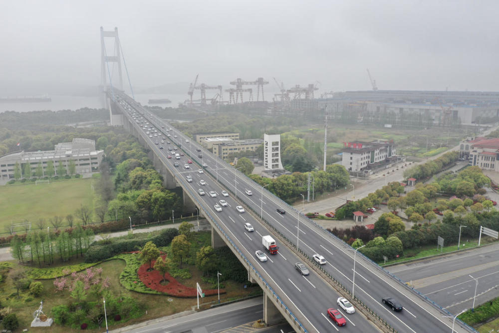 航拍假期首日江阴大桥迎来北上车流高峰
