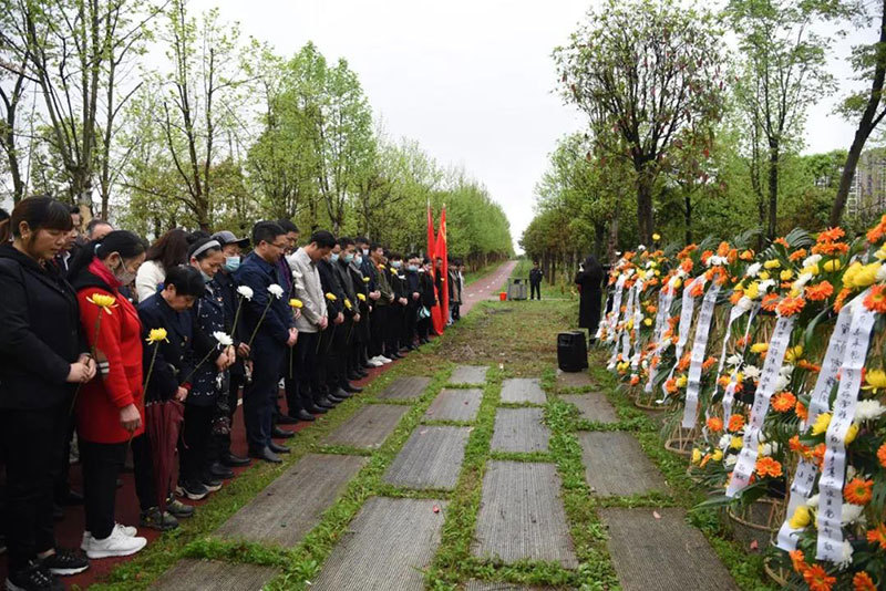 争当雷锋传人长沙麓谷居民祭扫雷锋父母墓