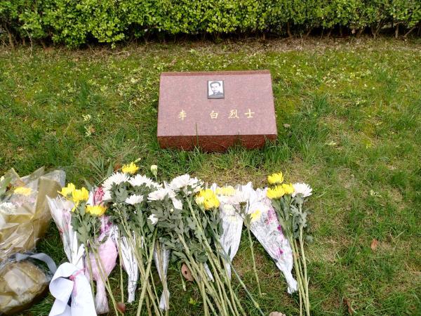 他的事迹被拍成电影人们在上海龙华烈士陵园缅怀他