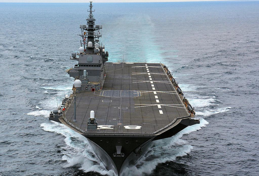 图为出云级直升机航母