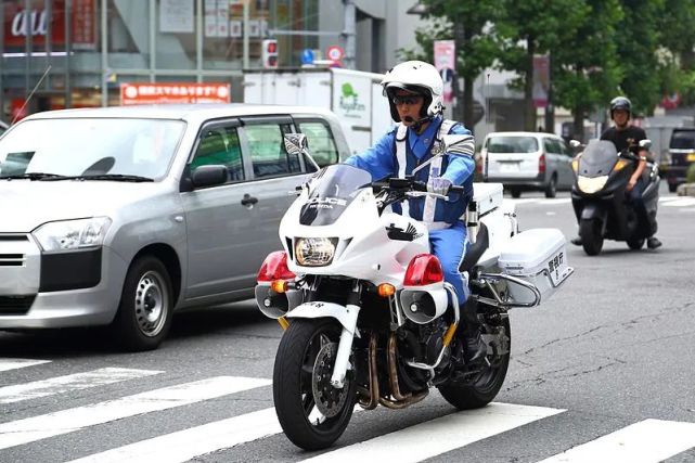 vfr 800之外,日本警察还会使用排量更大的本田cb1300来作为巡逻警车.