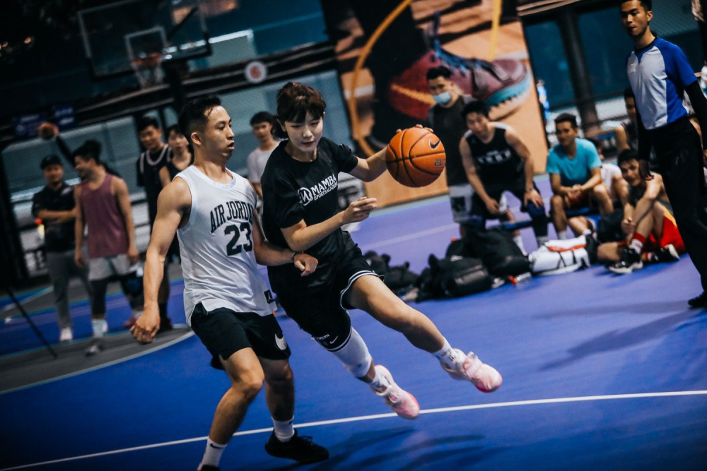 嚯社区的运动健将们大显身手篮球博主以前竟是玩轮滑的