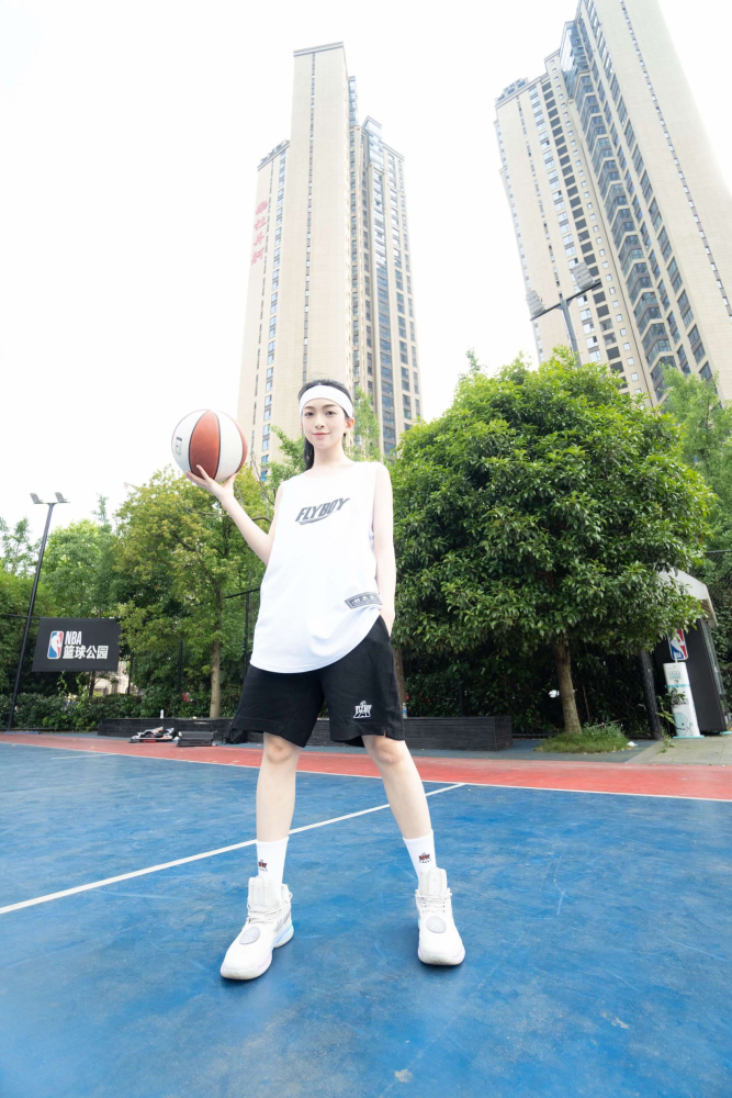 与你相关的事情 用另一种方式继续热爱"@肖颖小姐姐也来跟大家约球啦