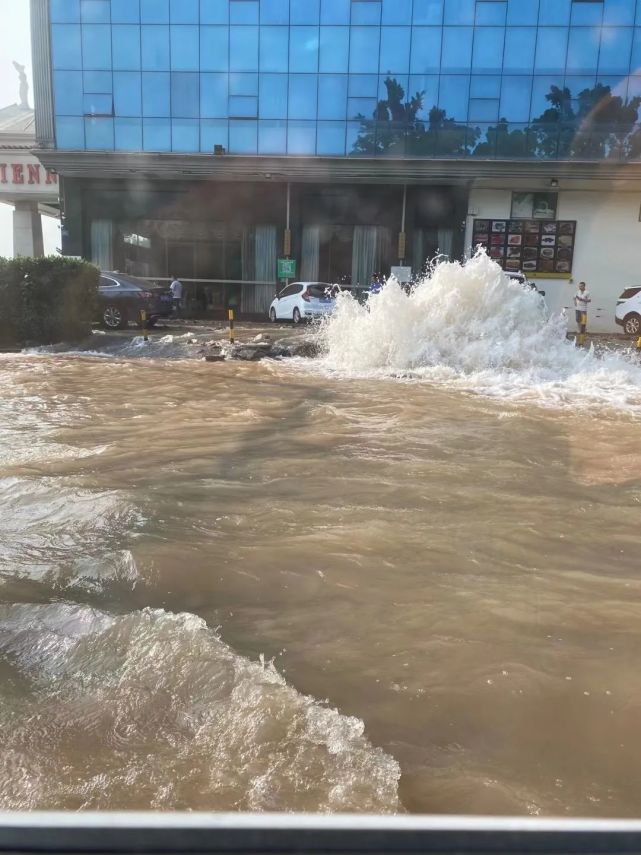 突發東莞這裡水管爆裂水柱如噴泉高達2層樓道路成河流