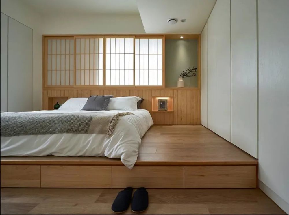 装修攻略|越来越多年轻人卧室不买床,选择地台床,是流行趋势吗?