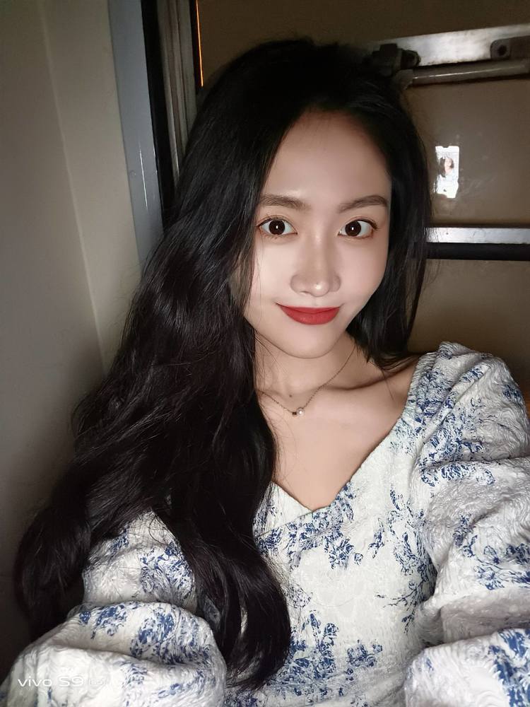 考虑到多数女性夜景自拍的需求,vivo s9不仅选用了4400万高清主摄