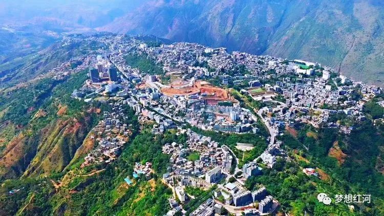 红河县,因红河穿境而得名,县城迤萨,2000多年前人类就在这里生息繁衍.