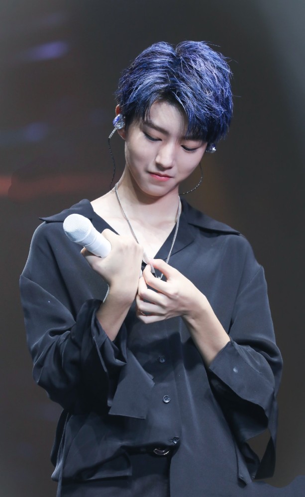 到底是因为新发色好看还是因为王俊凯这个颜色才变得好看