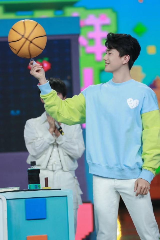 没能走上张彬彬爆红之路|张彬彬|何炅|迪丽热巴|嘉行传媒|杨幂|易大千