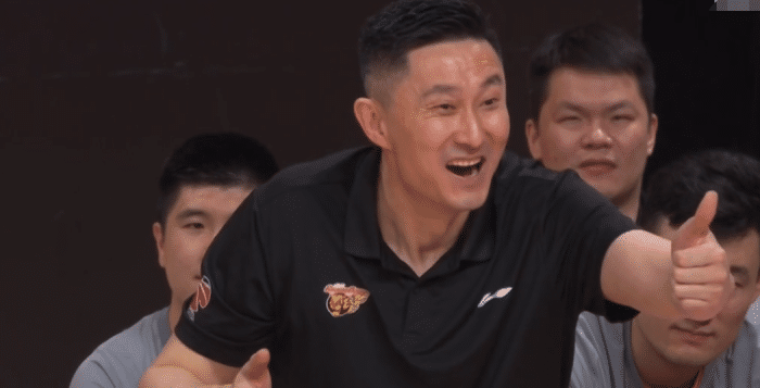 广东三后卫狂轰59分,连遭误判杜锋表情抢镜!