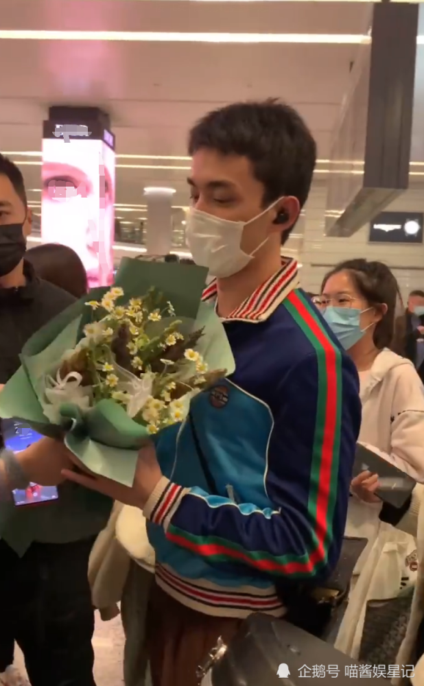 真刚吴磊把粉丝送的笋炒吃了可不要忘了他当众退还女粉丝礼物
