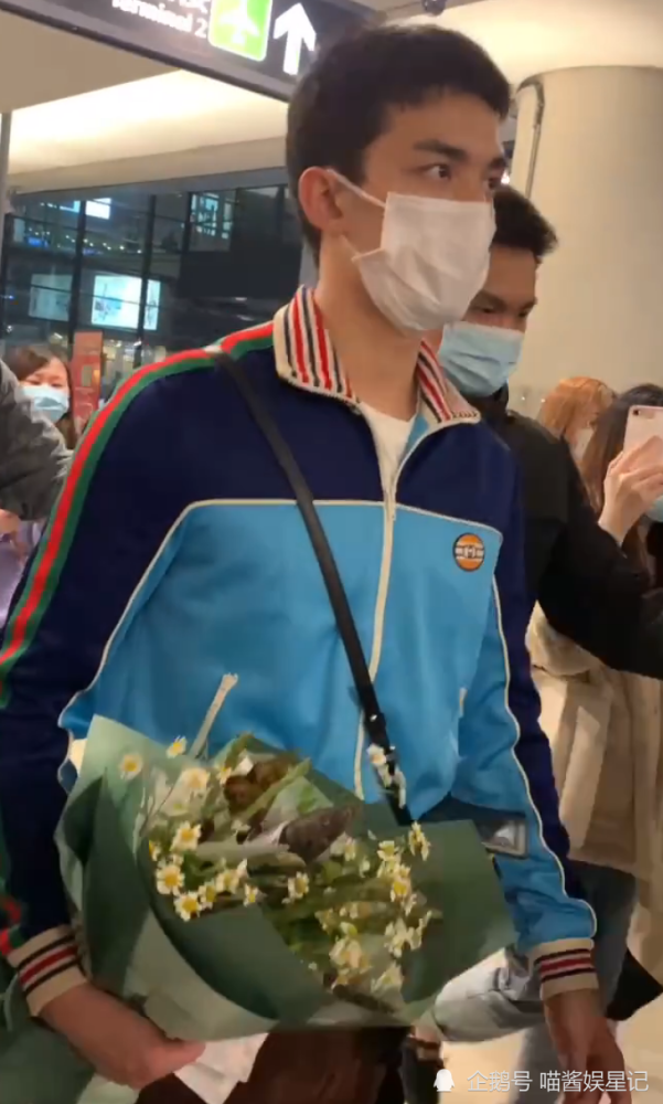 真刚吴磊把粉丝送的笋炒吃了可不要忘了他当众退还女粉丝礼物