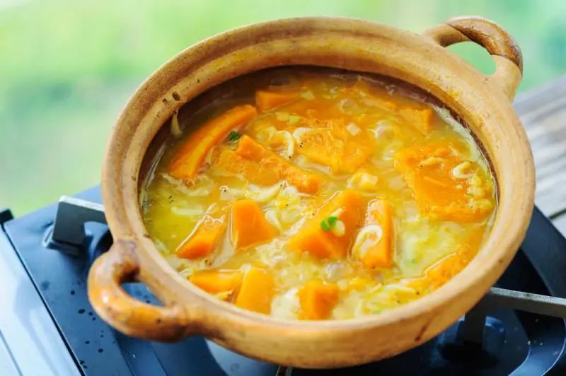 【材料】南瓜400克,虾皮200克,葱花适量,盐适量【做法】锅中加入适量