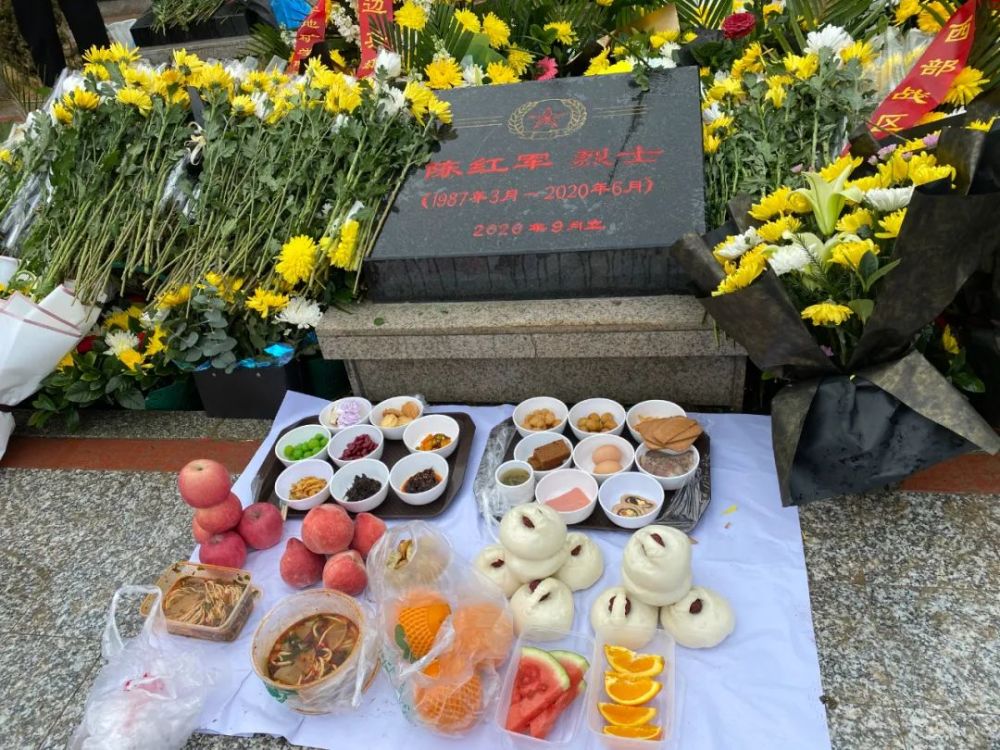 说孩子你慢慢吃,不要心急在墓前摆满了儿子爱吃的菜带了牛肉面,蛋糕