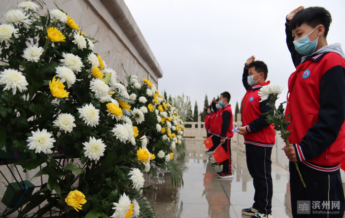 无棣清明祭英烈思念满长空