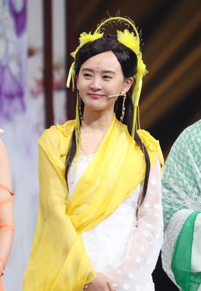 王晶饰演的三公主黄儿,心直口快,善良勇敢,是众姐妹中受苦最多的,也最