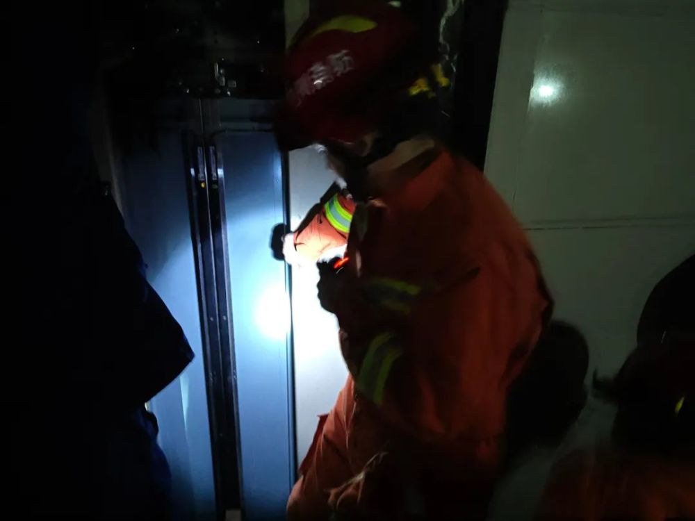 昨晚,柳津国际城小区7人被困电梯,原因竟是