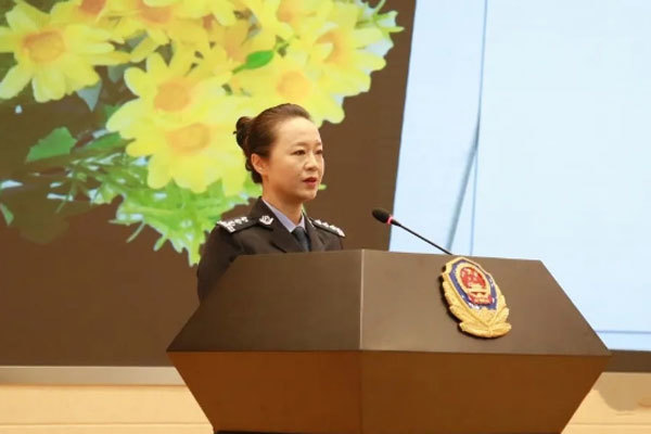 文山州举行政法队伍教育整顿英模事迹报告会