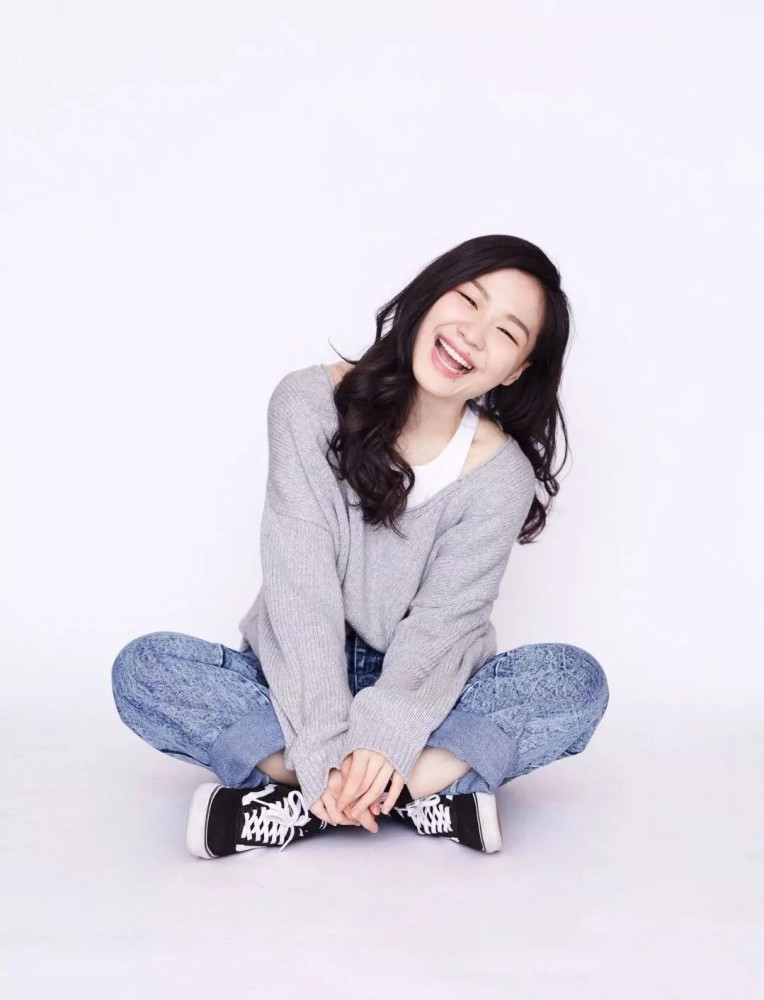 金靖平时看着就像个孩子扎双马尾辫感觉更稚嫩了真招人喜欢