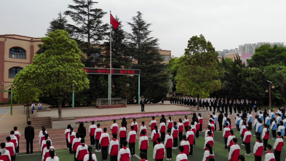 篇悲壮激越的历史篇章……"近日,官渡区金马中学近千名师生肃立操场