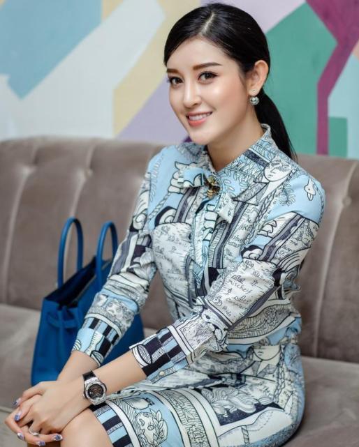 s型曲线惹人羡慕就比如说这位来自越南的美女,她的名字叫做nguyentran