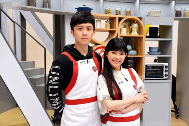 狄莺对21岁儿子太宠爱!上节目不忍让其端菜,只因害怕他被烫伤