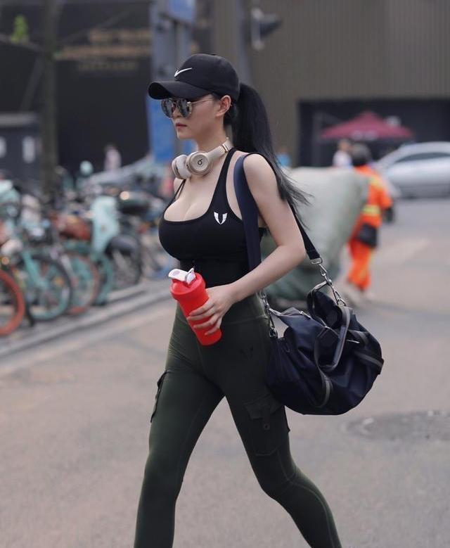 成都妹子完美腰臀比火出圈,身上没有赘肉,这样的身材你羡慕吗?