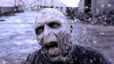 3,伏地魔死得"太戏剧化"但电影中,皮皮鬼这个角色被彻底删除了.