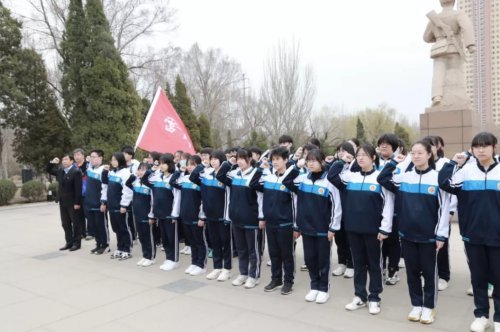 继承英烈遗志沈阳市第三十八中学举行祭扫雷锋墓活动