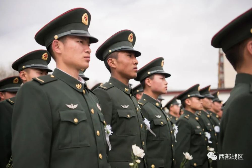 清明节来临之际,西藏军区77526部队组织官兵来到拉萨革命烈士陵园