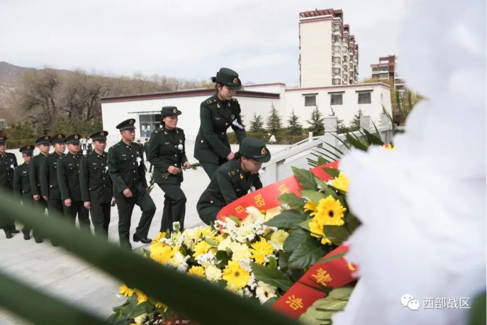 清明节来临之际,西藏军区77526部队组织官兵来到拉萨革命烈士陵园