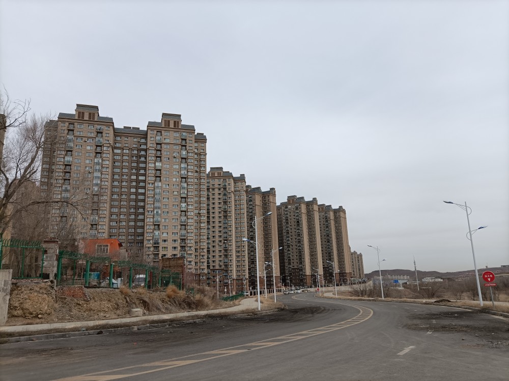 轩和苑大型小区等,正在建设的有天山牧歌二期,天使之城,紫金花园等