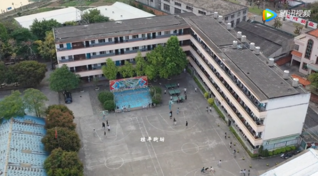 桂平市艺术学校经自治区教育厅批准设立,学校占地面积88亩,分两个校区